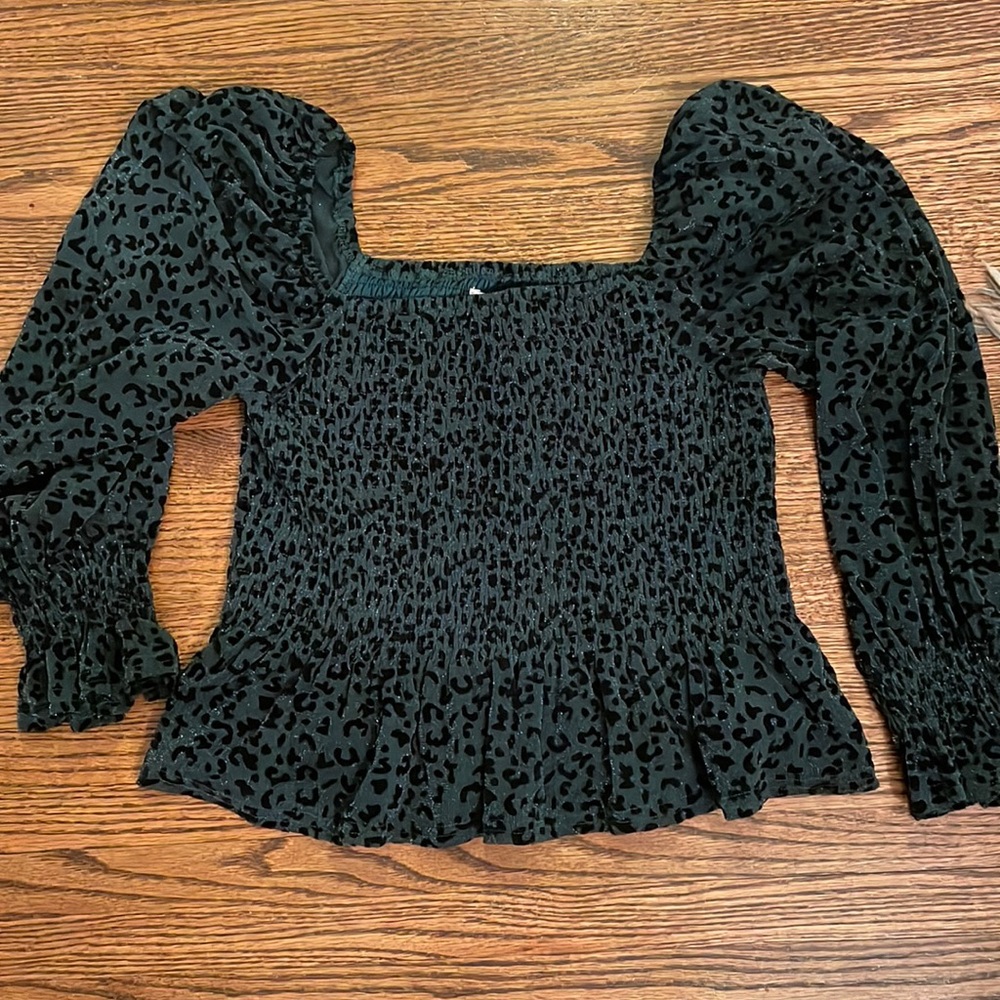 ⭐️ NWT Green Leopard Shirt